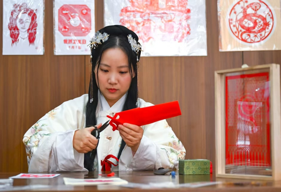 上海剪纸传承人石勤玲